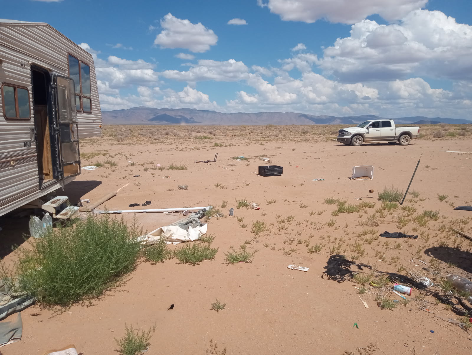 Trashed up 5th wheel on 2.5 Acres in Kingman, AZ! - Image 9