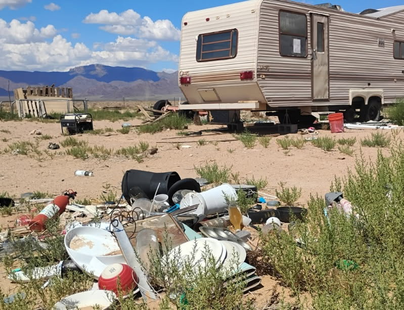 Trashed up 5th wheel on 2.5 Acres in Kingman, AZ! - Image 10