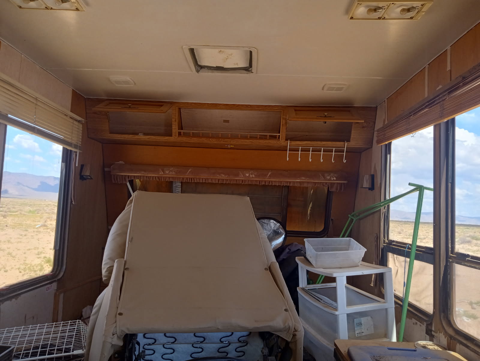 Trashed up 5th wheel on 2.5 Acres in Kingman, AZ! - Image 11