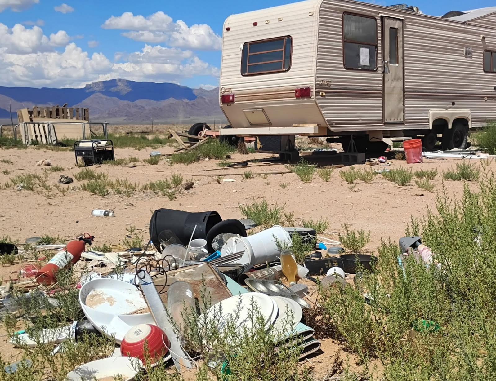 Trashed up 5th wheel on 2.5 Acres in Kingman, AZ! - Image 15